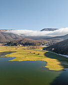 Luftaufnahme des Laceno-Sees (Lago Laceno), eines Stausees auf einem hoch gelegenen Berg in Bagnoli Irpino, Avellino, Irpinia, Kampanien, Italien
