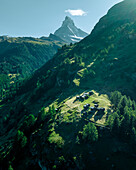Luftaufnahme des Matterhorns, eines ikonischen Berggipfels mit Bergholzhäusern in den Schweizer Alpen im Sommer, Wallis, Schweiz.