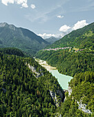 Luftaufnahme des Valle di Cadore-Sees, eines Bergsees in den Dolomiten im Valle di Cadore, Venetien, Belluno, Italien.