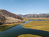 Luftaufnahme des Laceno-Sees (Lago Laceno), eines Stausees auf einem hoch gelegenen Berg in Bagnoli Irpino, Avellino, Irpinia, Kampanien, Italien