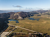 Luftaufnahme des Laceno-Sees (Lago Laceno), eines Stausees auf einem hoch gelegenen Berg in Bagnoli Irpino, Avellino, Irpinia, Kampanien, Italien