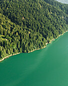 Luftaufnahme des Lago di Cadore (Cadore-See) in den Dolomiten, Belluno, Venetien, Italien.