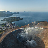Luftaufnahme des Vulcano-Kraters auf der Inselgruppe der Äolischen Inseln, Messina, Sizilien, Italien.