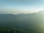 Luftaufnahme einer Berglandschaft vom Aussichtspunkt Ripe della Falconara auf dem Monte Terminio, Serino, Kampanien, Avellino, Italien