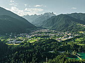 Luftaufnahme von Calalzo di Cadore, einer kleinen Stadt am Lago di Cadore (Cadore-See) in den Dolomiten, Belluno, Venetien, Italien