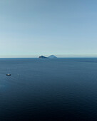 Luftaufnahme der Inseln Stromboli und Panarea bei Sonnenuntergang, Mittelmeer, Äolische Inseln, Lipari, Sizilien, Italien.
