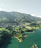 Luftaufnahme von Vallesella, einer kleinen Stadt am Lago di Cadore (Cadore-See) in den Dolomiten, Belluno, Venetien, Italien.