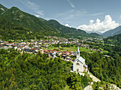 Luftaufnahme von Valle di Cadore, einer kleinen Stadt inmitten der Berge der Dolomiten in Venetien, Belluno, Italien.