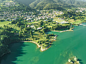 Luftaufnahme von Vallesella, einer kleinen Stadt am Lago di Cadore (Cadore-See) in den Dolomiten, Belluno, Venetien, Italien.
