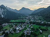 Luftaufnahme von Valle di Cadore, einer kleinen Stadt in einem Tal zwischen den Dolomiten bei Sonnenuntergang, Venetien, Belluno, Italien.