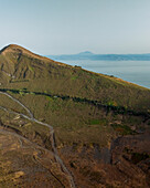 Luftaufnahme der Insel Vulcano, Archipel der Äolischen Inseln, Sizilien, Italien.