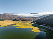 Luftaufnahme des Laceno-Sees (Lago Laceno), eines Stausees auf einem hoch gelegenen Berg in Bagnoli Irpino, Avellino, Irpinia, Kampanien, Italien