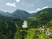 Luftaufnahme des Valle di Cadore-Sees, eines Bergsees in den Dolomiten im Valle di Cadore, Venetien, Belluno, Italien.