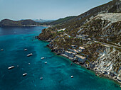 Luftaufnahme von Booten entlang der Küste, Insel Lipari, Archipel der Äolischen Inseln, Sizilien, Italien.