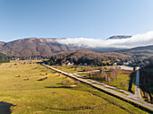 Luftaufnahme der Laceno-Hochebene, eines Tals auf einem hoch gelegenen Berg in der Nähe des Laceno-Sees (Lago Laceno) in Bagnoli Irpino, Avellino, Irpinia, Kampanien, Italien