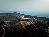 Luftaufnahme des Schwefelrauchs, der aus dem Krater auf der Insel Vulcano, Archipel der Äolischen Inseln, Messina, Sizilien, Italien, austritt.