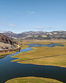 Luftaufnahme des Laceno-Sees (Lago Laceno), eines Stausees auf einem hoch gelegenen Berg in Bagnoli Irpino, Avellino, Irpinia, Kampanien, Italien