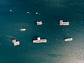 Luftaufnahme einer schwimmenden Struktur für Fischereikulturen in der Lagoa de Albufeira, einem See im Stadtbezirk Sesimbra, Setubal, Portugal