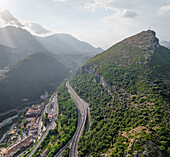 Luftaufnahme einer kurvenreichen Straße durch das Lattari-Gebirge, Kampanien, Amalfiküste, Italien.