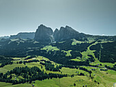 Luftaufnahme des Langkofels, einem Berggipfel der Dolomiten, von der Seiser Alm im Trentino, Südtirol in Norditalien.