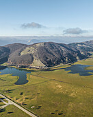Luftaufnahme des Laceno-Sees (Lago Laceno), eines Stausees auf einem hoch gelegenen Berg in Bagnoli Irpino, Avellino, Irpinia, Kampanien, Italien