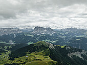 Luftaufnahme der Berglandschaft der Dolomiten in Trentino, Südtirol in Norditalien.