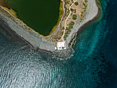 Luftaufnahme von Santa Marina Salina, Insel Salina, Archipel der Äolischen Inseln, Sizilien, Italien.