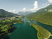 Luftaufnahme des Lago di Cadore (Cadore-See) in den Dolomiten, Belluno, Venetien, Italien.
