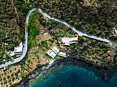 Luftaufnahme von Santa Marina Salina, Insel Salina, Archipel der Äolischen Inseln, Sizilien, Italien.