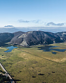 Luftaufnahme des Laceno-Sees (Lago Laceno), eines Stausees auf einem hoch gelegenen Berg in Bagnoli Irpino, Avellino, Irpinia, Kampanien, Italien