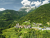 Luftaufnahme von Valle di Cadore, einer kleinen Stadt mit dem Berg Antelao im Hintergrund in den Dolomiten in Venetien, Belluno, Italien.