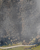 Luftaufnahme einer Straße entlang des Laceno-Sees (Lago Laceno), eines Stausees auf einem hoch gelegenen Berg in Bagnoli Irpino, Avellino, Irpinia, Kampanien, Italien