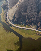 Luftaufnahme einer Straße entlang des Laceno-Sees (Lago Laceno), eines Stausees auf einem hoch gelegenen Berg in Bagnoli Irpino, Avellino, Irpinia, Kampanien, Italien