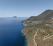 Luftaufnahme der Insel Filicudi, Archipel der Äolischen Inseln, Sizilien, Italien.