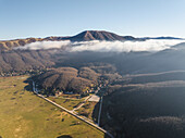 Luftaufnahme der Laceno-Hochebene, eines Tals auf einem hoch gelegenen Berg in der Nähe des Laceno-Sees (Lago Laceno) in Bagnoli Irpino, Avellino, Irpinia, Kampanien, Italien