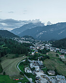 Luftaufnahme von Valle di Cadore, einer kleinen Stadt in einem Tal zwischen den Dolomiten bei Sonnenuntergang, Venetien, Belluno, Italien.