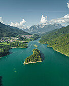 Luftaufnahme der Insel Caprioli (Isola dei Caprioli) am Cadore-See (Lago di Cadore) in den Dolomiten, Belluno, Venetien, Italien