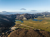Luftaufnahme des Laceno-Sees (Lago Laceno), eines Stausees auf einem hoch gelegenen Berg in Bagnoli Irpino, Avellino, Irpinia, Kampanien, Italien