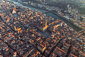 Luftaufnahme der Piazza della Signoria und der Kathedrale Santa Maria del Fiore in der Innenstadt von Florenz bei Sonnenuntergang, Florenz, Toskana, Italien