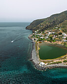 Luftaufnahme von Santa Marina Salina, Insel Salina, Archipel der Äolischen Inseln, Sizilien, Italien.