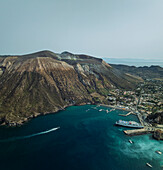 Luftaufnahme der Insel Vulcano mit Booten entlang der Küste, Archipel der Äolischen Inseln, Sizilien, Italien.