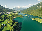 Luftaufnahme des Lago di Cadore (Cadore-See) in den Dolomiten, Belluno, Venetien, Italien.