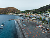 Luftaufnahme der kleinen Stadt Canneto an der Mittelmeerküste, Lipari, Äolische Inseln, Sizilien, Italien