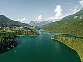 Luftaufnahme des Lago di Cadore (Cadore-See) in den Dolomiten, Belluno, Venetien, Italien.