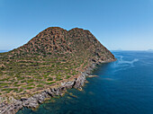 Luftaufnahme der Insel Filicudi, Archipel der Äolischen Inseln, Sizilien, Italien.