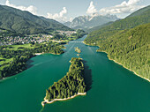 Luftaufnahme der Insel Caprioli (Isola dei Caprioli) am Cadore-See (Lago di Cadore) in den Dolomiten, Belluno, Venetien, Italien