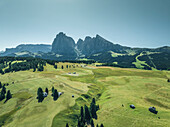 Luftaufnahme des Langkofels, einem Berggipfel der Dolomiten, von der Seiser Alm im Trentino, Südtirol in Norditalien.