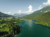 Luftaufnahme des Lago di Cadore (Cadore-See) in den Dolomiten, Belluno, Venetien, Italien.