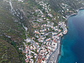 Luftaufnahme der kleinen Stadt Canneto an der Mittelmeerküste, Lipari, Äolische Inseln, Sizilien, Italien