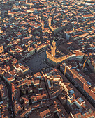 Luftaufnahme der Piazza della Signoria, einem berühmten Platz vor dem Palazzo Vecchio in der Innenstadt von Florenz bei Sonnenuntergang, Florenz, Toskana, Italien